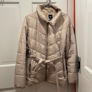 Gap Women’s light puffer in stone grey. Size medium.